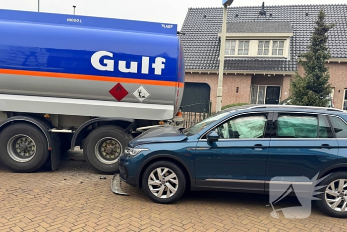 Personenauto klapt achterop tankwagen