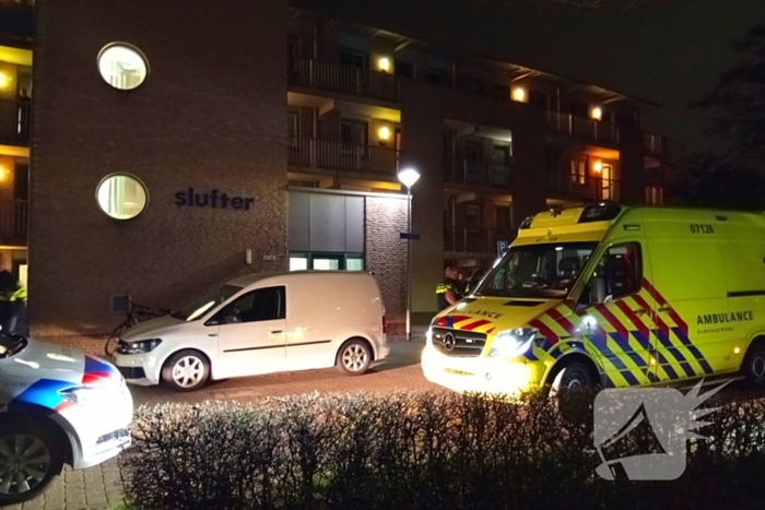 Arrestatieteam haalt persoon uit woning, omgeving flat afgesloten