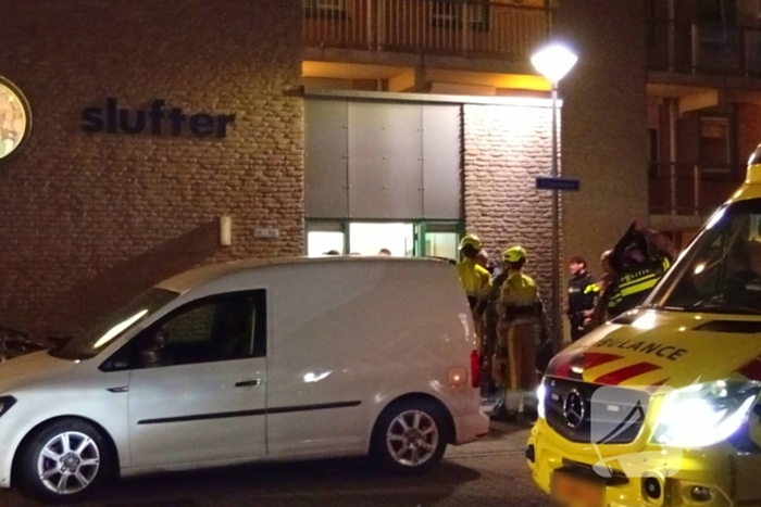 Arrestatieteam haalt persoon uit woning, omgeving flat afgesloten