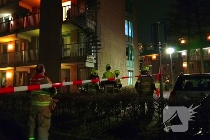 Arrestatieteam haalt persoon uit woning, omgeving flat afgesloten