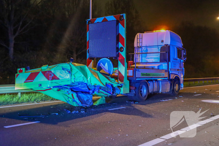 Gewonde en ravage nadat auto op pijlwagen klapt
