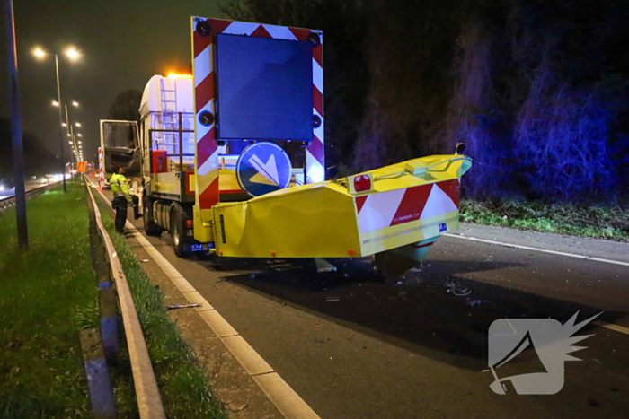 Gewonde en ravage nadat auto op pijlwagen klapt