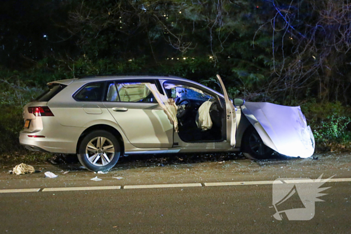 Gewonde en ravage nadat auto op pijlwagen klapt