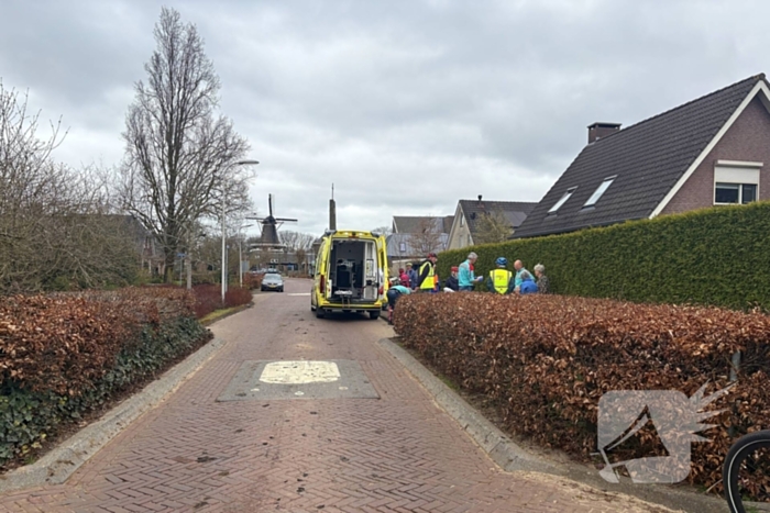 Oude dame valt van fiets