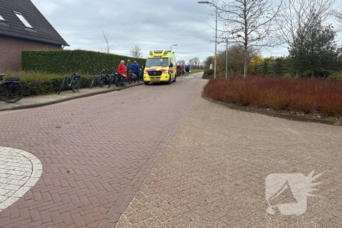 Oude dame valt van fiets