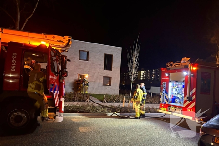 Brandweer blust brand in woning