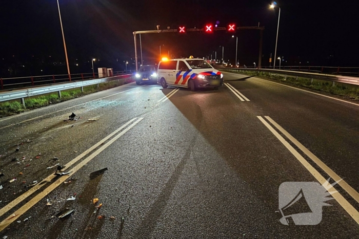 Automobilist rijdt door na aanrijding op brug