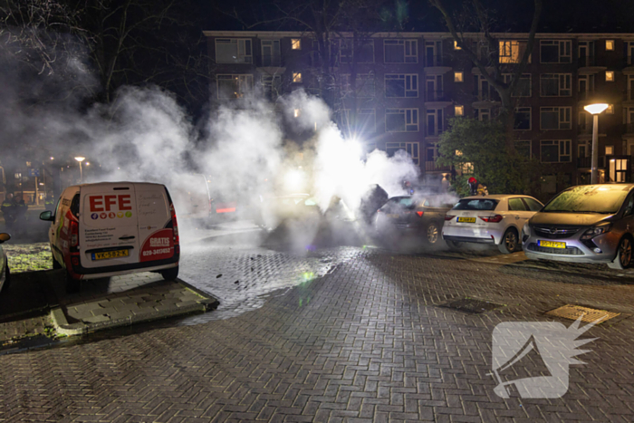 Brand op parkeerterrein in nachtelijk uren