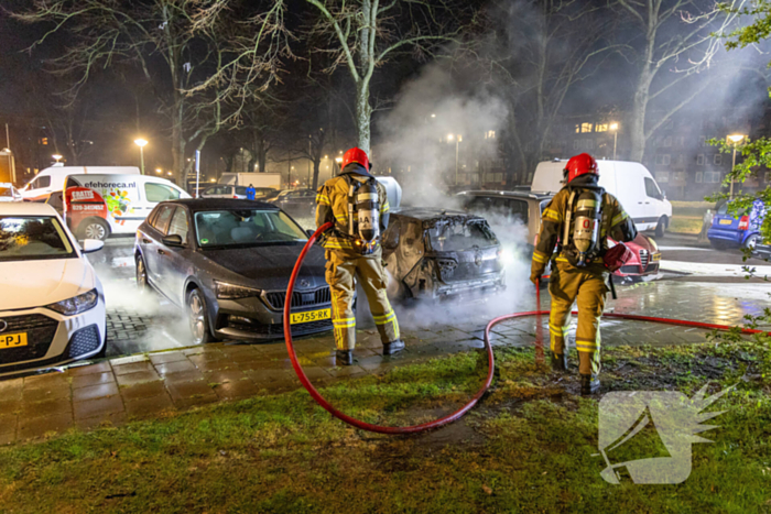 Brand op parkeerterrein in nachtelijk uren