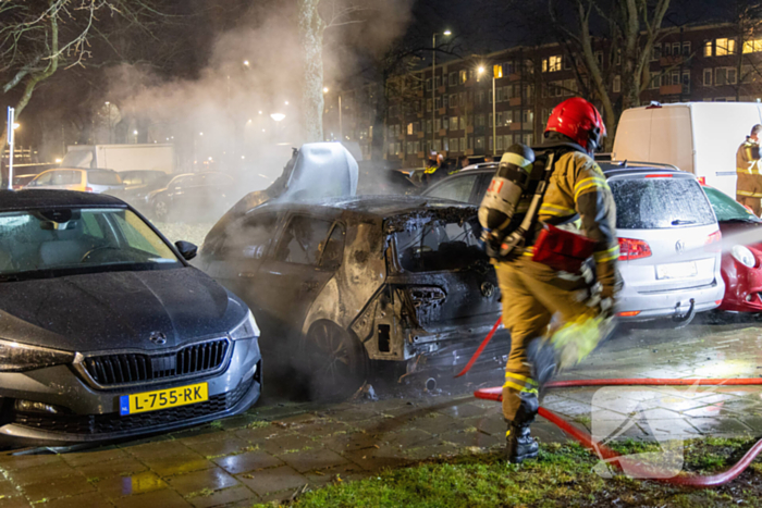 Brand op parkeerterrein in nachtelijk uren