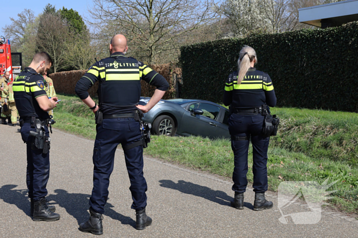 Achteruitrijden gaat fout, voertuig belandt in water