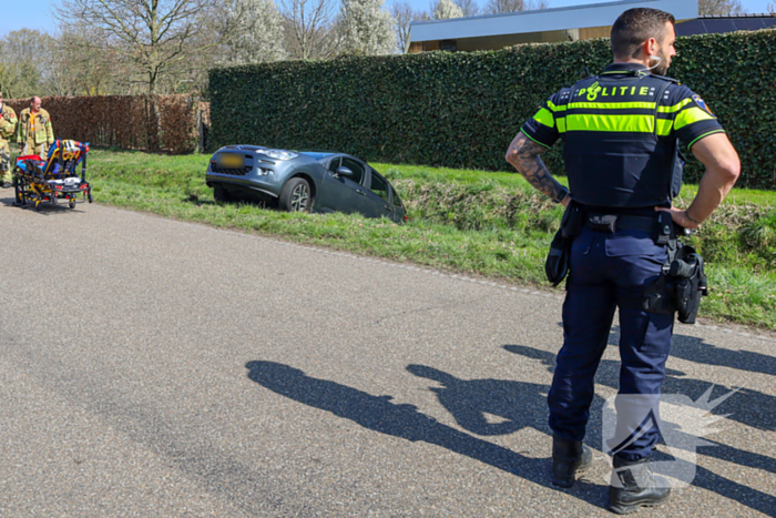 Achteruitrijden gaat fout, voertuig belandt in water