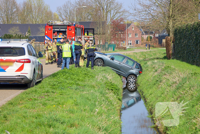 Achteruitrijden gaat fout, voertuig belandt in water