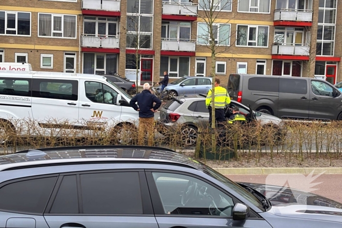 Taxibus klapt achterop personenauto