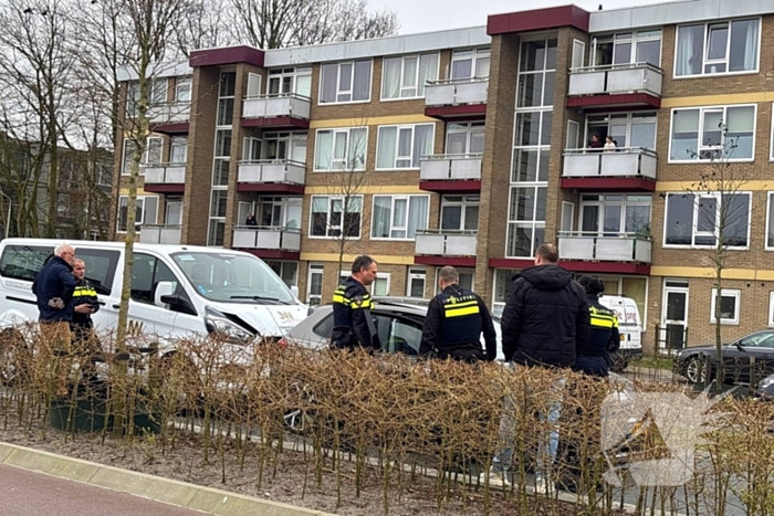 Taxibus klapt achterop personenauto