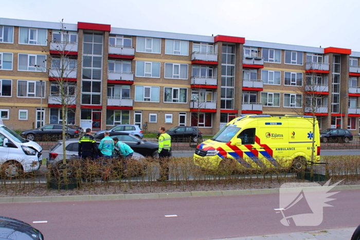 Taxibus klapt achterop personenauto