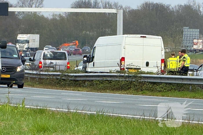 Flinke schade bij aanrijding tussen twee bestelbussen