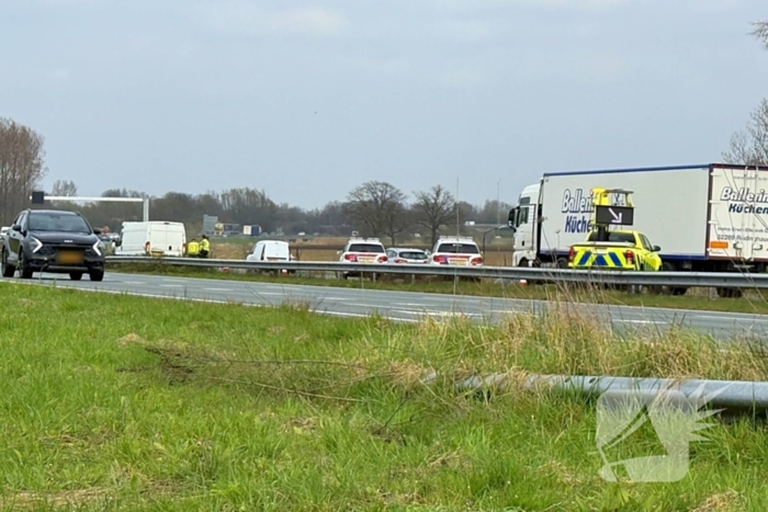 Flinke schade bij aanrijding tussen twee bestelbussen