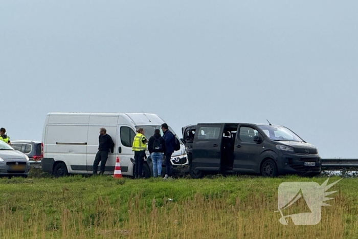 Flinke schade bij aanrijding tussen twee bestelbussen