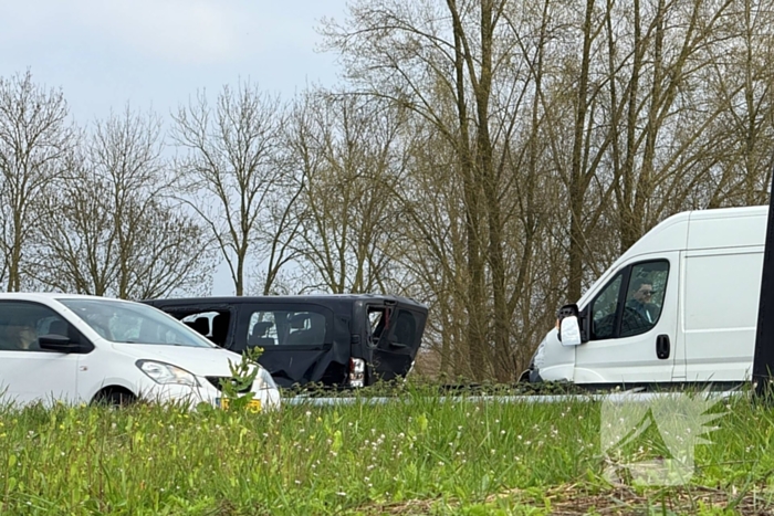 Flinke schade bij aanrijding tussen twee bestelbussen
