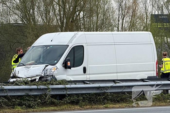 Flinke schade bij aanrijding tussen twee bestelbussen