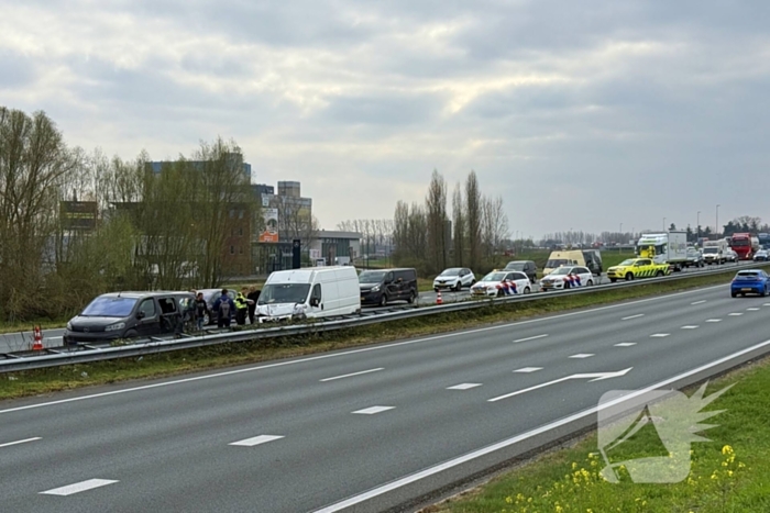 Flinke schade bij aanrijding tussen twee bestelbussen