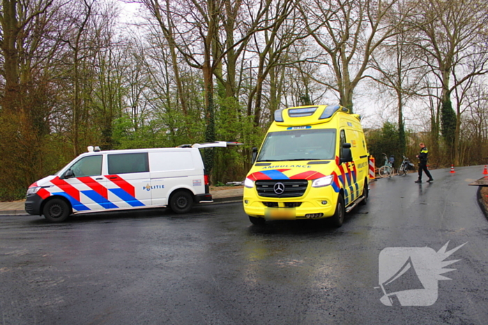 Fietser onderuit op glad wegdek