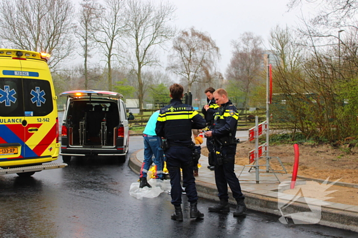 Fietser onderuit op glad wegdek