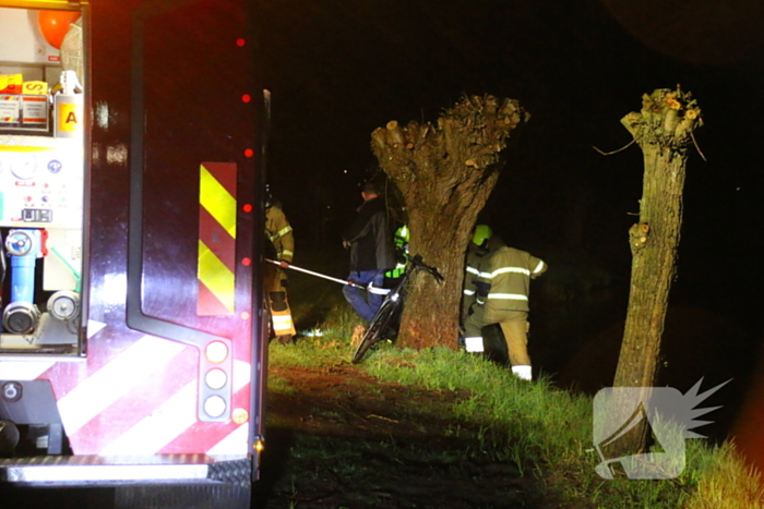 Man op fiets raakt te water