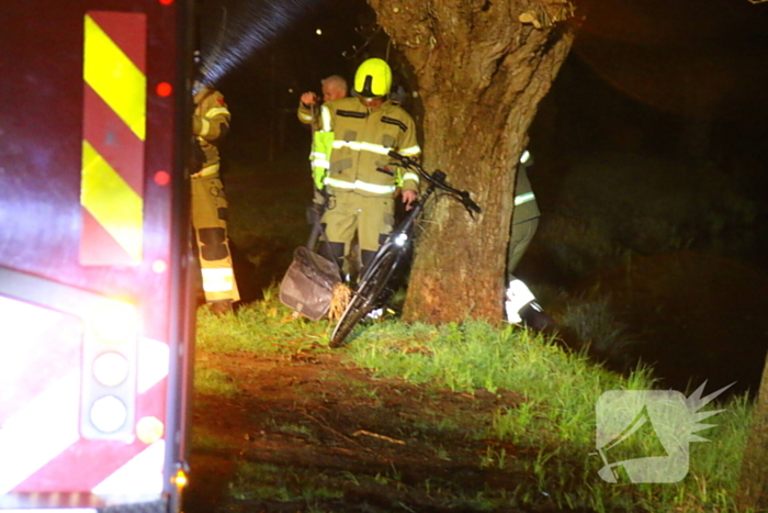 Man op fiets raakt te water
