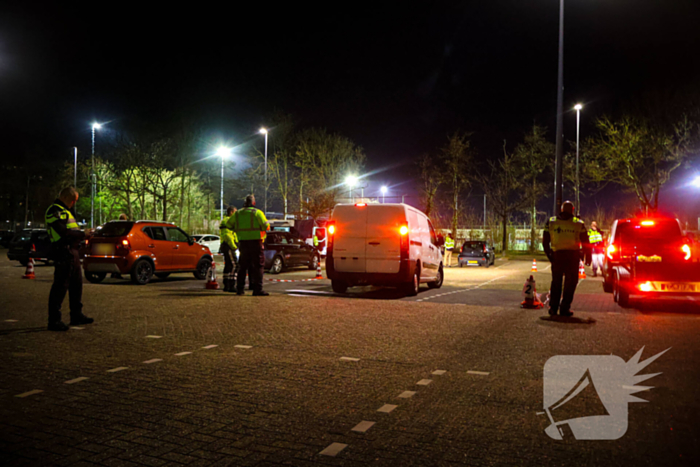Grote verkeerscontrole op parkeerplaats, vele automobilisten gecontroleerd