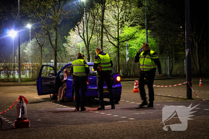 Grote verkeerscontrole op parkeerplaats, vele automobilisten gecontroleerd