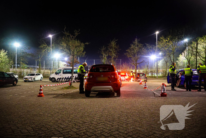 Grote verkeerscontrole op parkeerplaats, vele automobilisten gecontroleerd