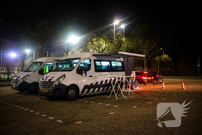 Grote verkeerscontrole op parkeerplaats, vele automobilisten gecontroleerd