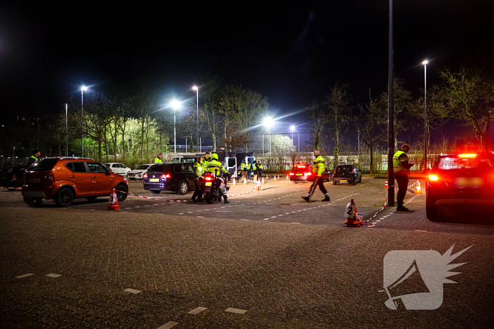 Grote verkeerscontrole op parkeerplaats, vele automobilisten gecontroleerd