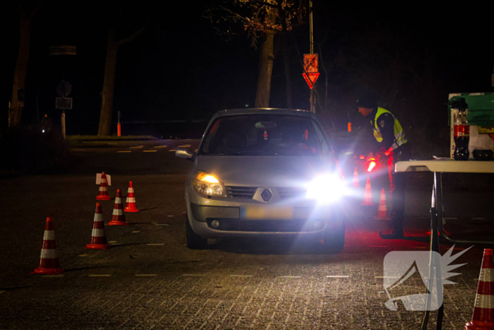 Grote verkeerscontrole op parkeerplaats, vele automobilisten gecontroleerd