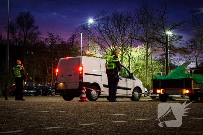 Grote verkeerscontrole op parkeerplaats, vele automobilisten gecontroleerd