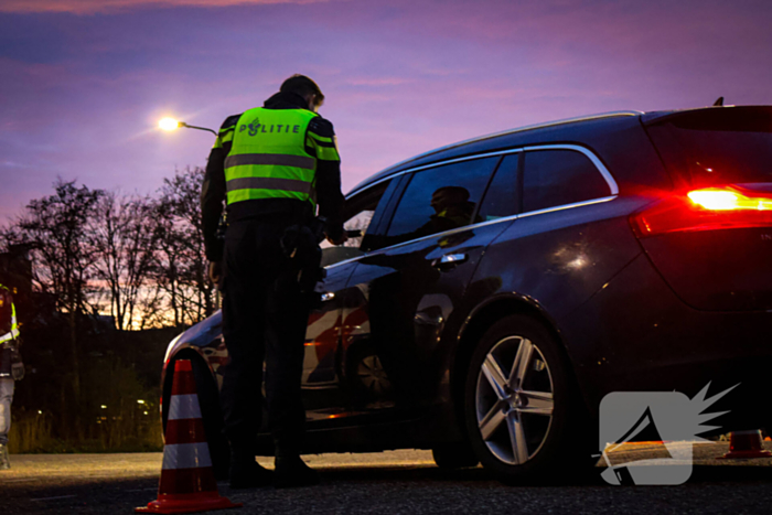 Grote verkeerscontrole op parkeerplaats, vele automobilisten gecontroleerd
