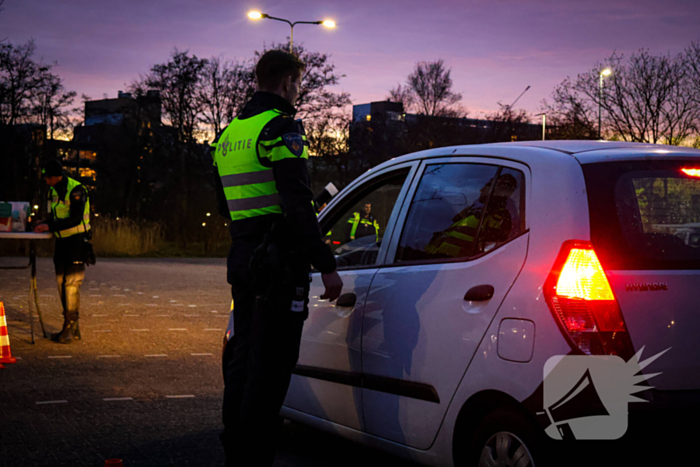 Grote verkeerscontrole op parkeerplaats, vele automobilisten gecontroleerd