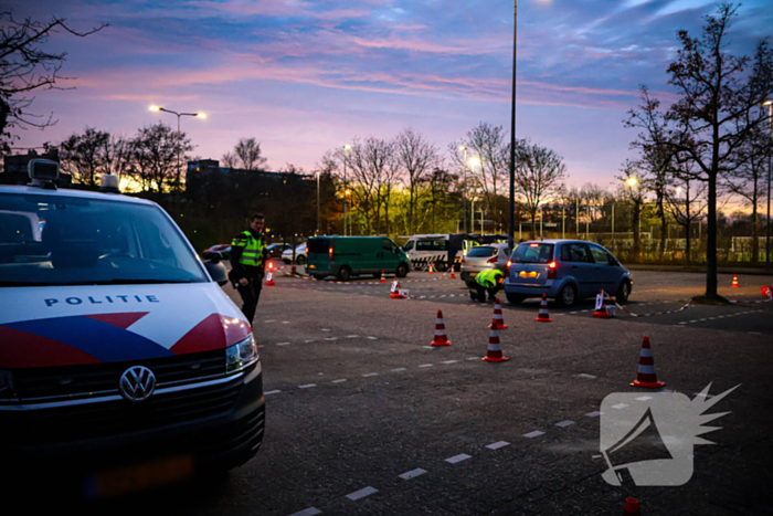 Grote verkeerscontrole op parkeerplaats, vele automobilisten gecontroleerd