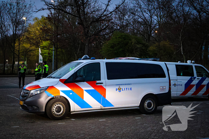 Grote verkeerscontrole op parkeerplaats, vele automobilisten gecontroleerd