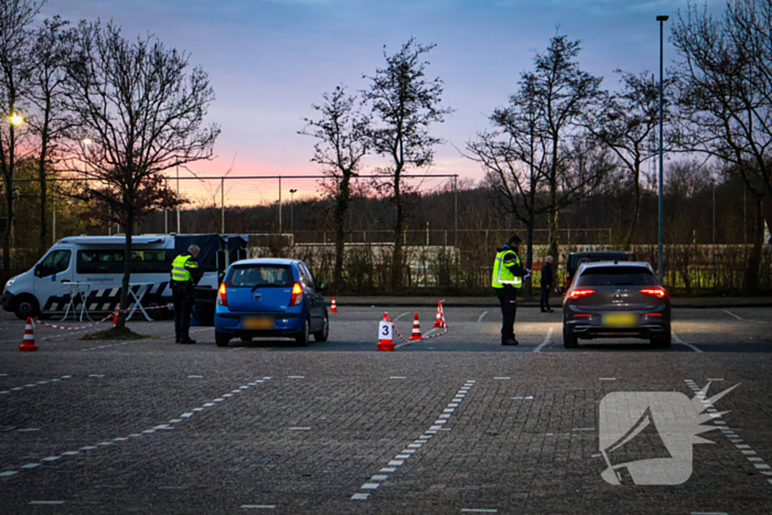 Grote verkeerscontrole op parkeerplaats, vele automobilisten gecontroleerd