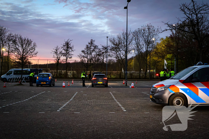 Grote verkeerscontrole op parkeerplaats, vele automobilisten gecontroleerd