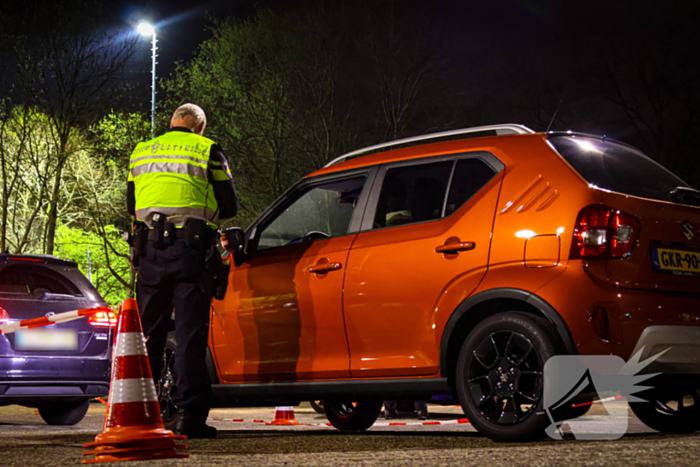 Grote verkeerscontrole op parkeerplaats, vele automobilisten gecontroleerd