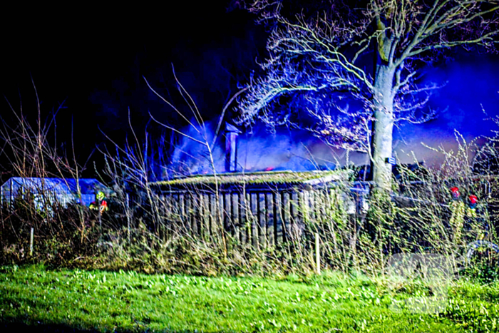 Brand in schuur achter woning