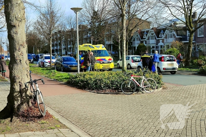 Voetganger komt in botsing met personenauto