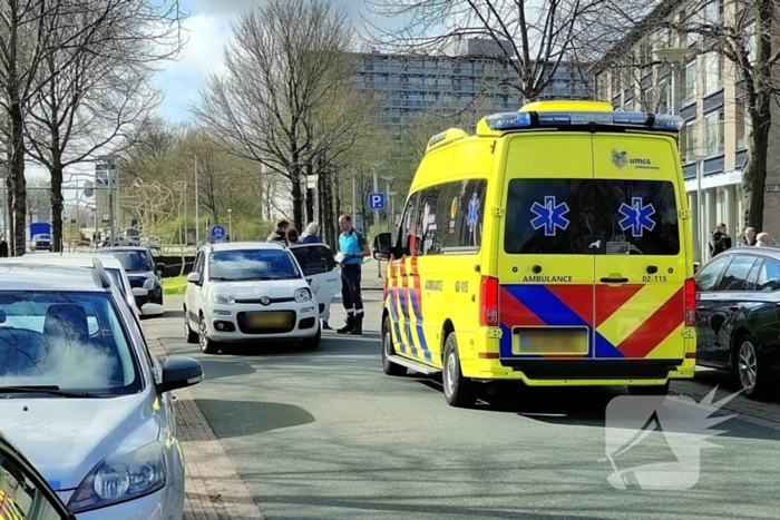 Voetganger komt in botsing met personenauto