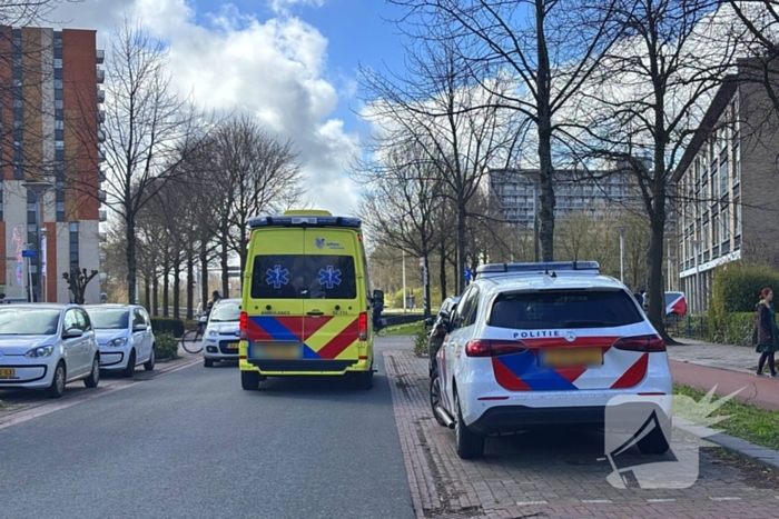 Voetganger komt in botsing met personenauto