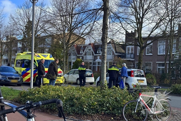 Voetganger komt in botsing met personenauto