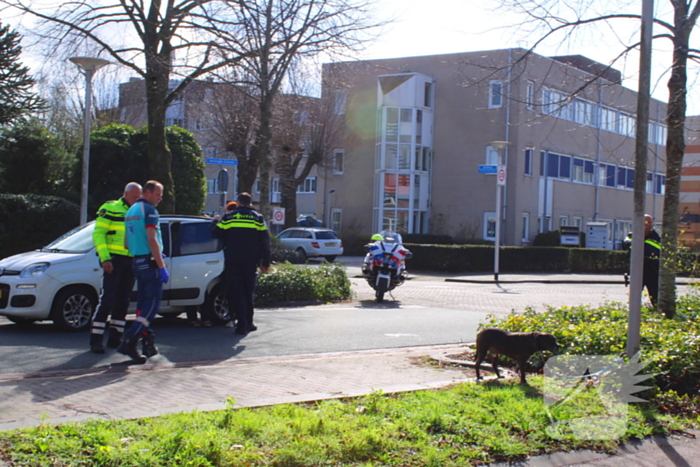 Voetganger komt in botsing met personenauto